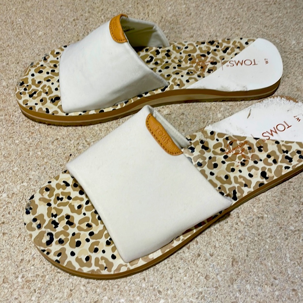 TOMS Carly sandal in white.  Size 7.